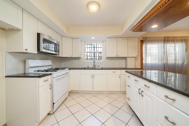 Building Photo - 216 Bartholdi Ave