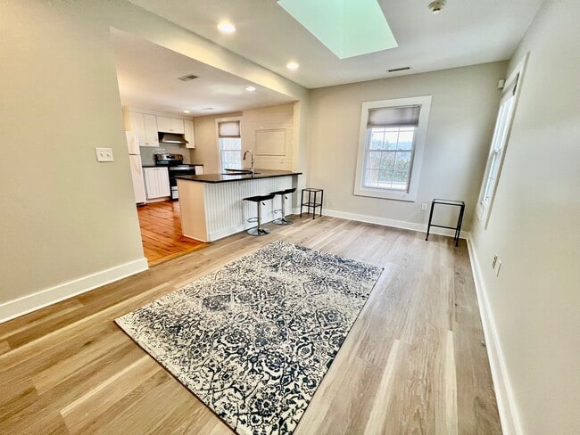 Building Photo - 435 Foxon Rd