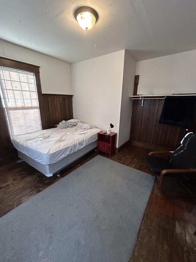 Foto del edificio - 7 bedroom 3 bath - available for June 1st ...