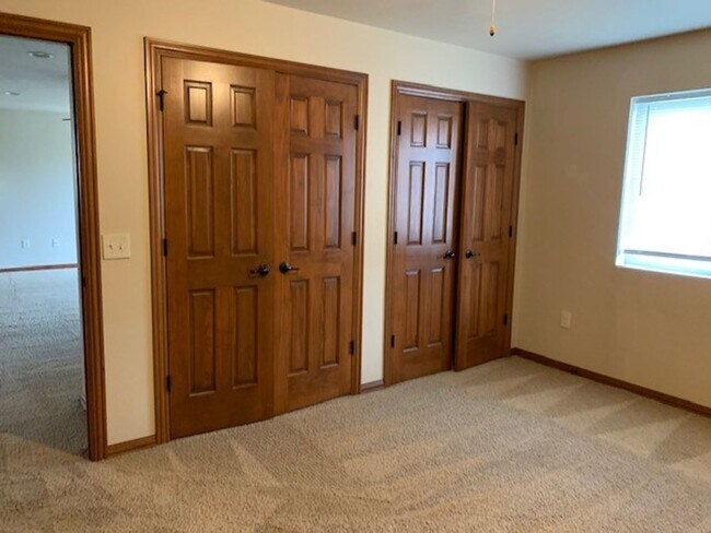 Foto del edificio - 2 Bedroom, 1 Bathroom lower level apartment