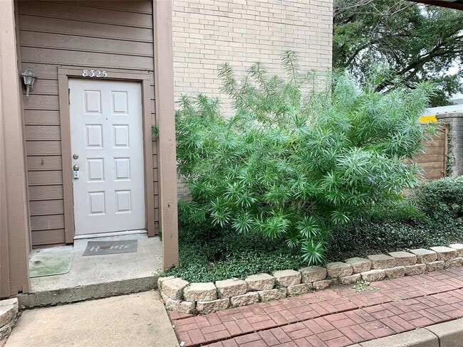 Building Photo - 8325 Sands Point Dr