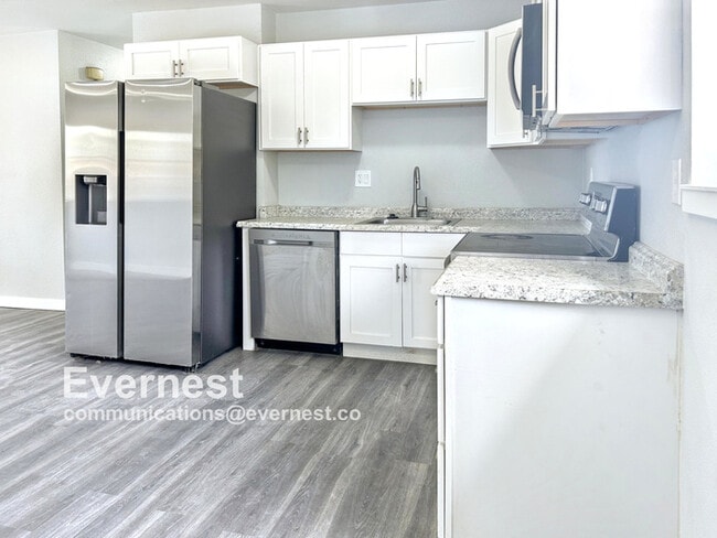 Foto del edificio - Cozy 3-Bedroom, 1-Bathroom Home in a Conve...