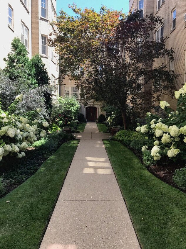 Foto del edificio - 819 Forest Ave