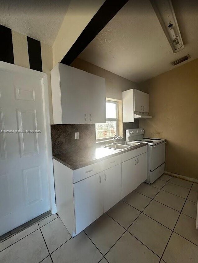 Foto del edificio - 634 NW 12th Ave