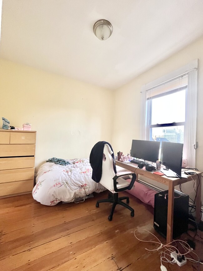 Building Photo - 168 Hillside St