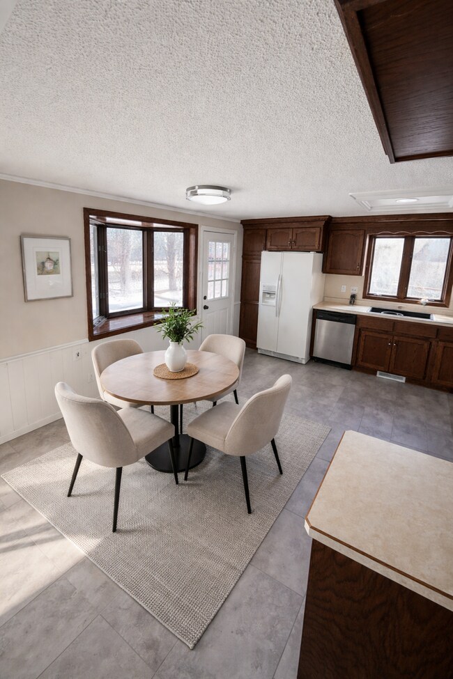 Foto del edificio - 7431 Lake Dr