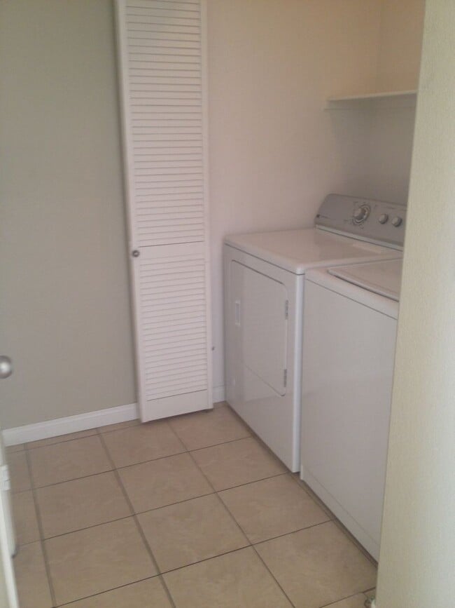 Building Photo - 3 Bed/2.5 bath. All Tile Downstairs. Open Great Room floor plan.