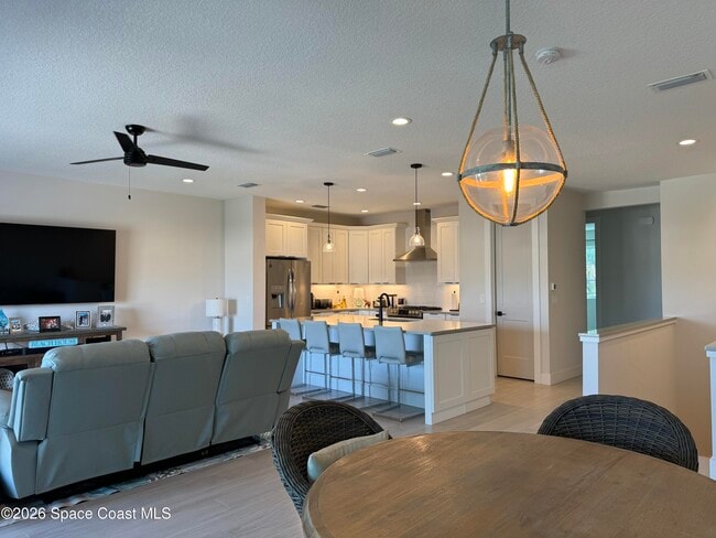 Building Photo - 223 6th Ave