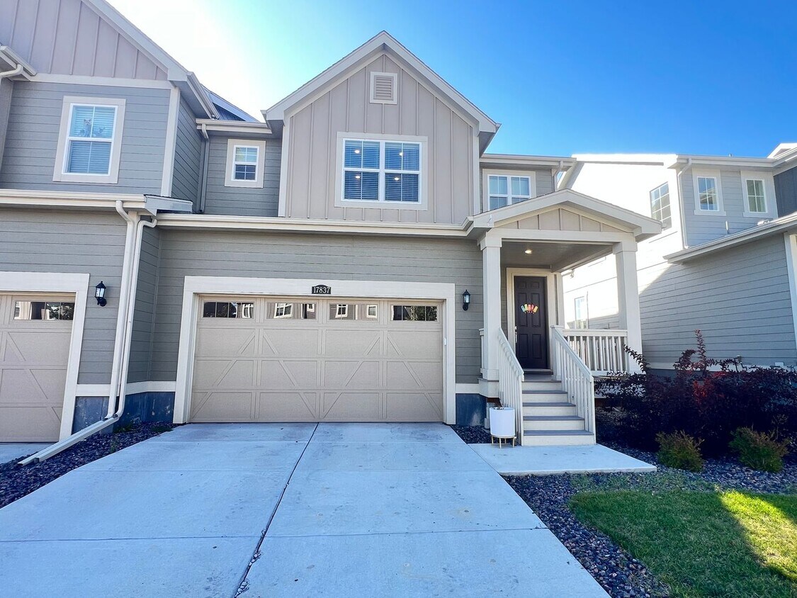 Foto principal - Spacious 3-Bedroom, 2.5-Bath Paired Home