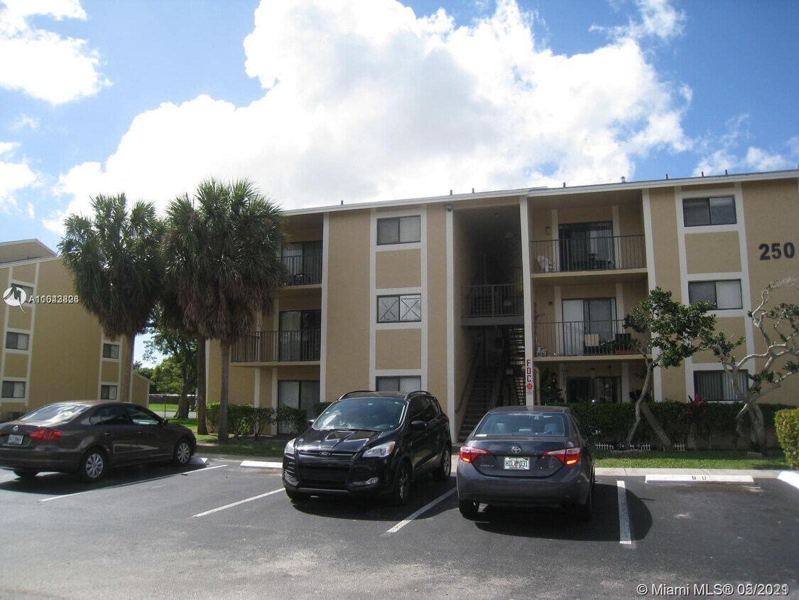 250 Palm Cir W Unit 201, Pembroke Pines, FL 33025 Condo for Rent in