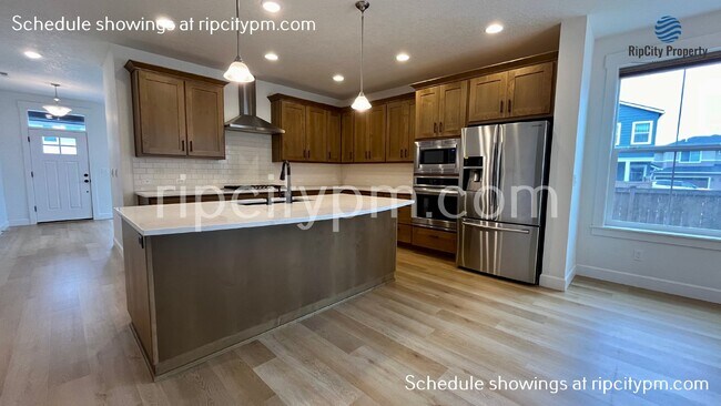 Building Photo - Gorgeous 3197sqft Like New 4 Bed Home in H...