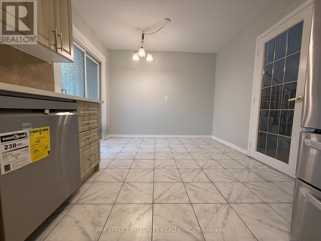 Building Photo - 2 Axsmith Crescent