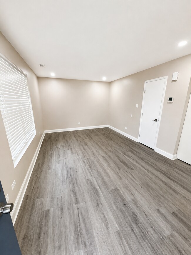 Foto del edificio - Updated 2-bedroom apartment with parking, front/rear access, modern flooring, full kitchen, and l...