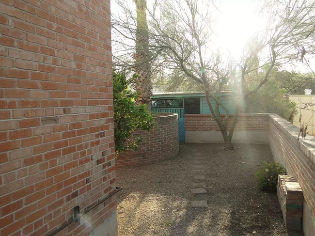 Building Photo - Amazing 2BR/1BA Home Sam Hughes UofA - Mov...