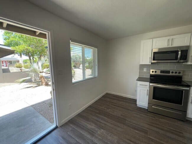 Foto del edificio - South Scottsdale Studio Casita w/ Private Patio | 4 Weeks Free | Remodeled Quartz & Stainless Kit...