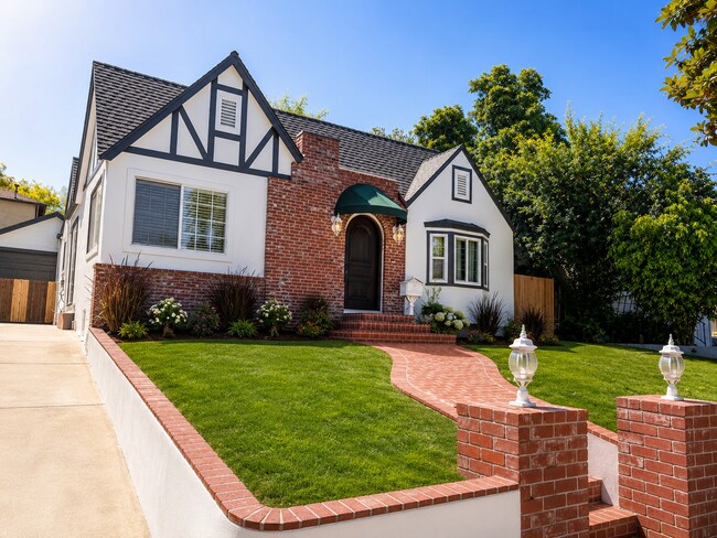 Foto del edificio - Beautiful Pet Friendly Home in Pasadena
