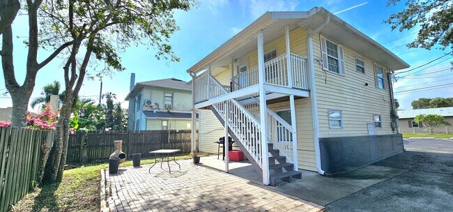 Foto del edificio - 2nd Floor Cocoa Village Bungalow, Including Electric and Water!