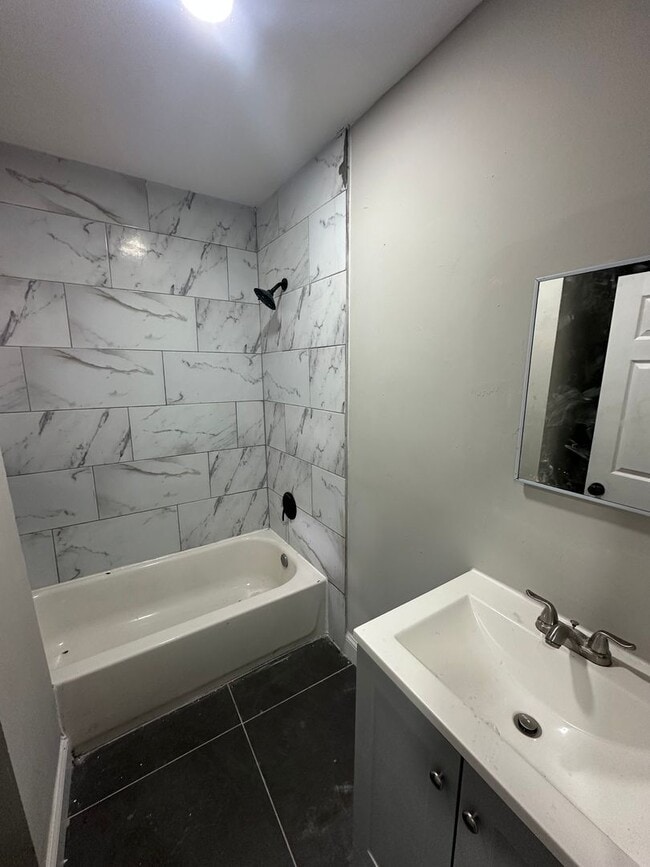 Building Photo - 4 bed, 2 full bath rowhome