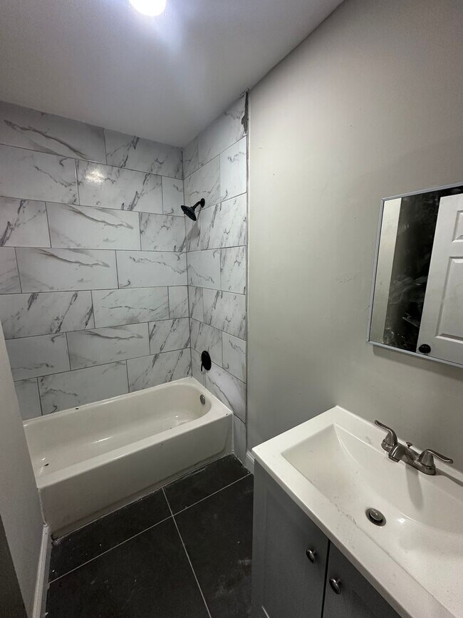 Foto del edificio - 4 bed, 2 full bath rowhome
