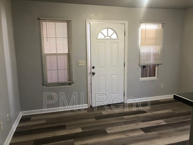 Foto del edificio - 453 Roberts St