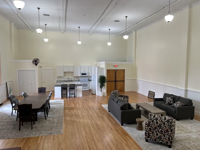 Building Photo - 24 Common St