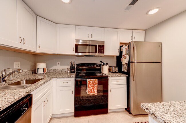 ¡La cocina cuenta con un excelente espacio para gabinetes! - 1124 25th St NW