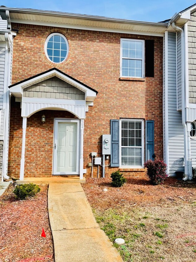 Foto principal - Modern 2-Bedroom Townhome in Prime Carters...