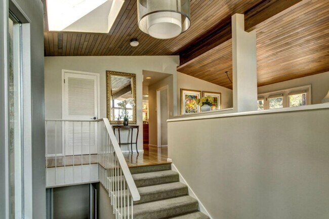 Foto del edificio - Clyde Hill Mid-Cetntury Modern Home