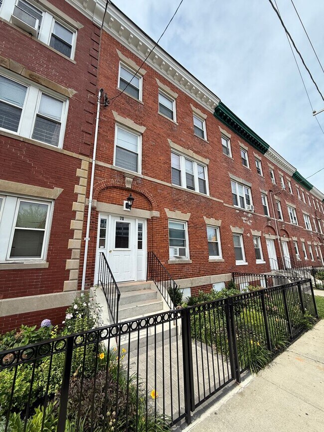 Building Photo - 2 Miles St