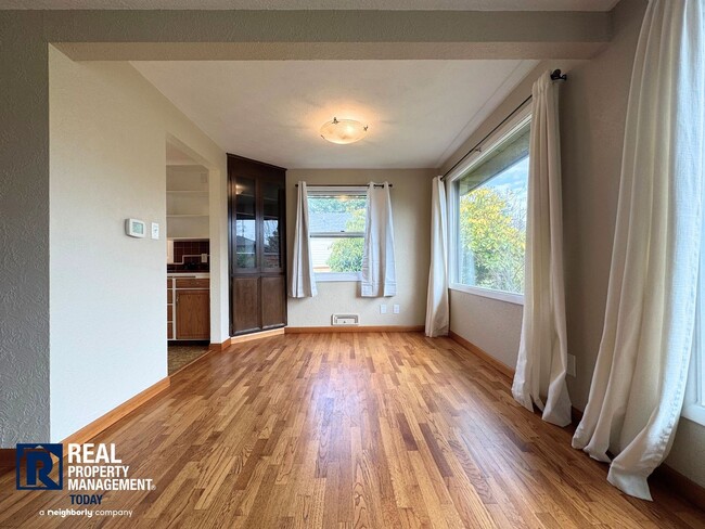 Building Photo - Spacious 5-Bedroom Home in Desirable North Tacoma Near Proctor & Ruston!!