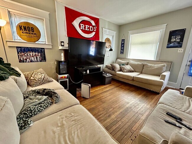 Foto del edificio - UK STUDENTS — LIVE RIGHT ACROSS FROM KROGER FIELD!