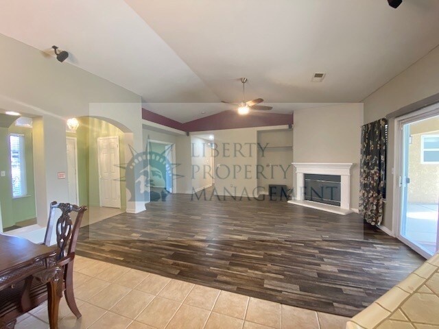 Foto del edificio - 15655 Wooten Ct