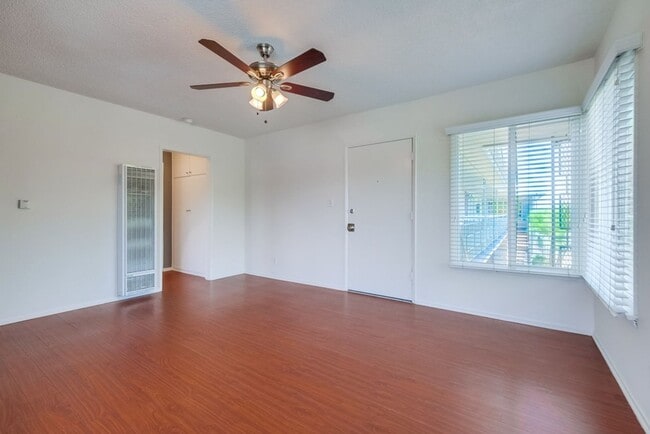Interior Photo - 3121 W Slauson Ave