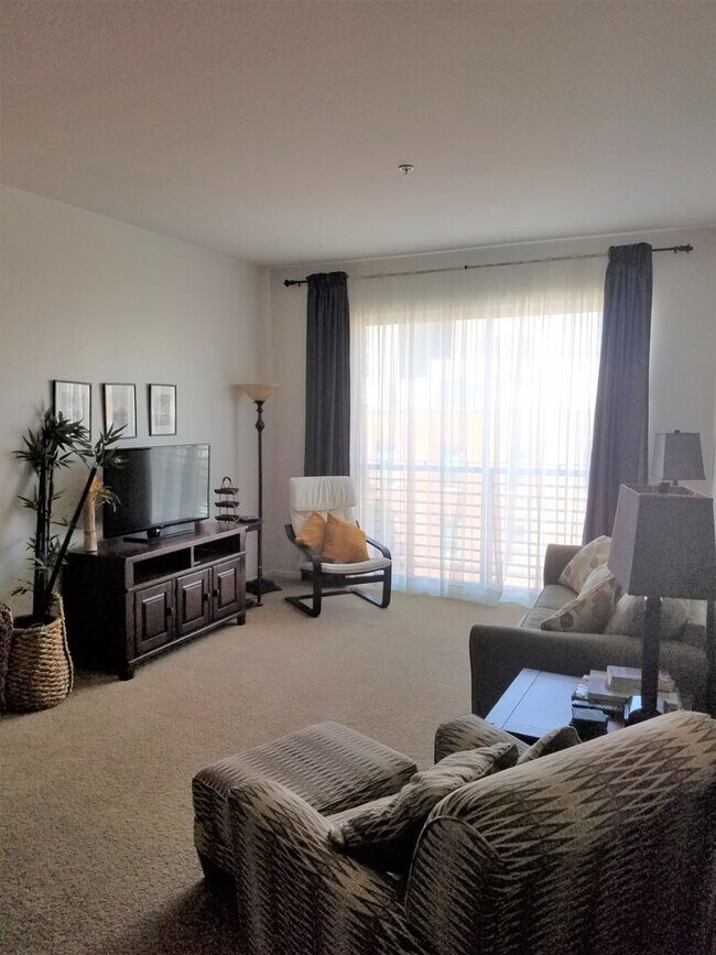 Foto del edificio - JUST REDUCED! 1 Bedroom w/ Washer and Drye...