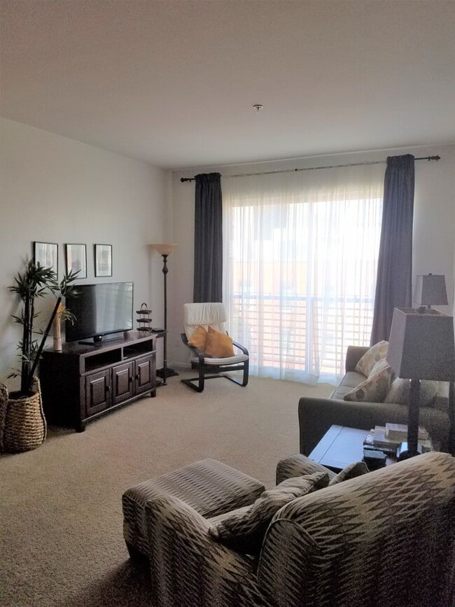 Building Photo - JUST REDUCED! 1 Bedroom w/ Washer and Drye...