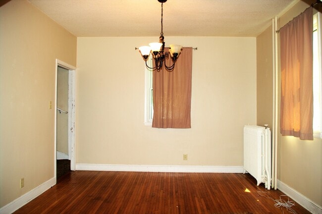 Building Photo - Large Garage!! Large 3 Bedroom House in Midway near Green Line