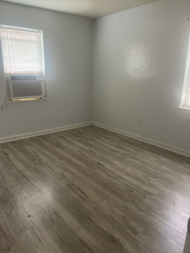 Foto del edificio - 1402 W Whitney Avenue