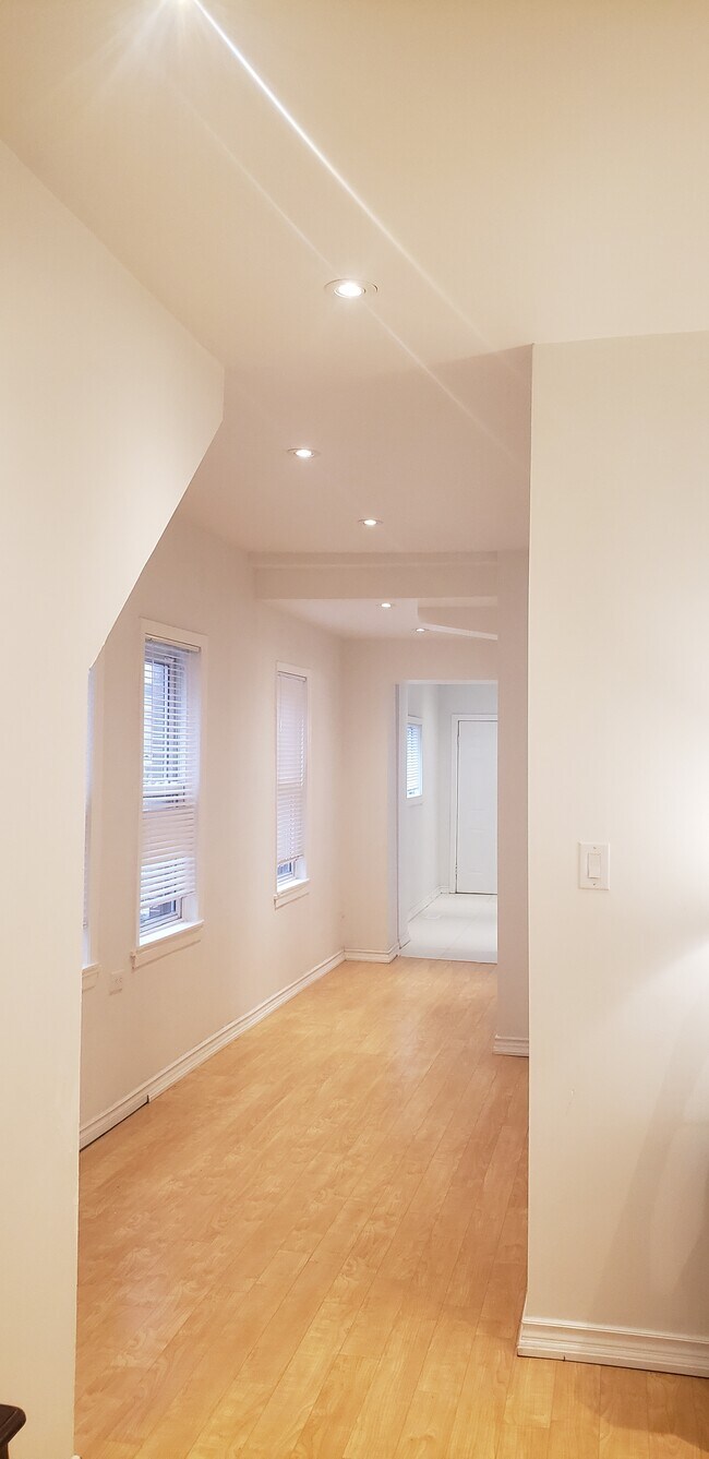 Building Photo - Stunning, very large two bedroom apt in St. Claire west ((St. Claire & Oakwood)) rarely available