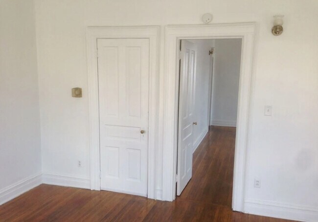 Foto del edificio - 588 W Market St