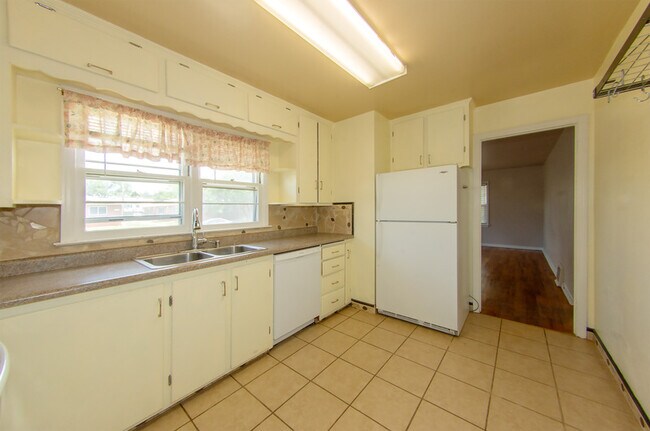 Building Photo - 1602 Hot Springs Ave