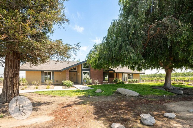 Building Photo - Fresno Westside Home, 3BR/3BA, Country Liv...