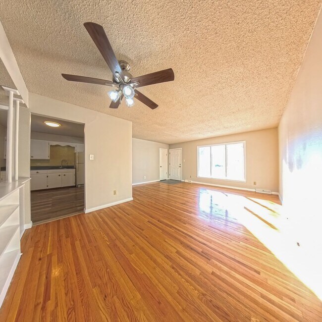Foto del edificio - Spacious 3 Bedroom 1 bathroom Ranch located on the South Side