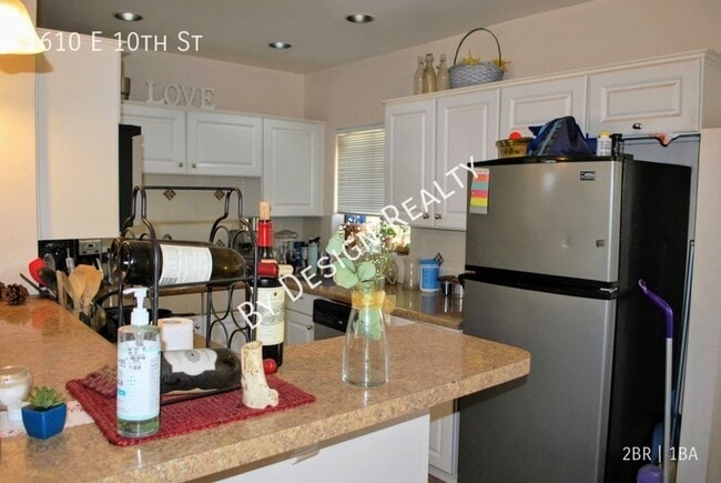 Building Photo - Updated 2 Bedroom 1 Bath - Quick Walk/Bike...