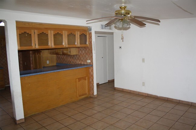 Building Photo - 402 W Marcus Dr