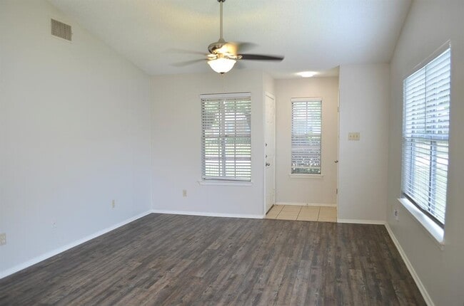 Foto del edificio - 8203 West Gate Blvd