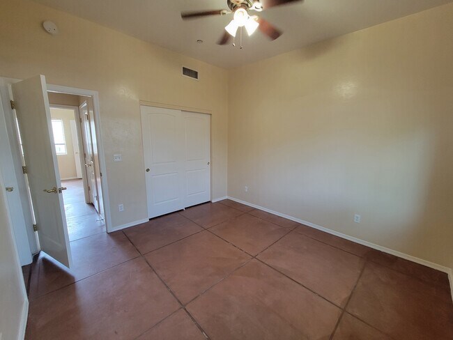 Foto del edificio - 3331 E Bermuda St