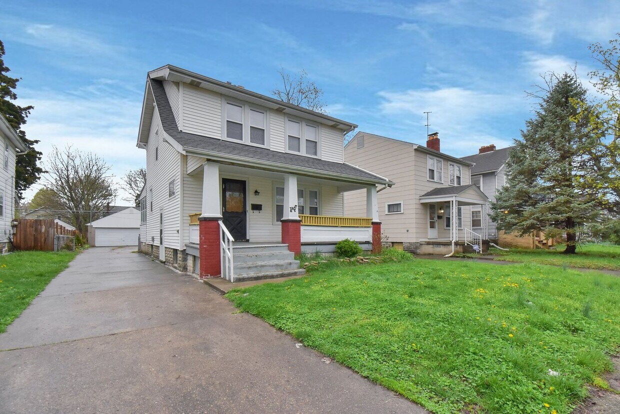 Foto principal - Stylishly Renovated 4 Bed, 2 Bath Single-F...