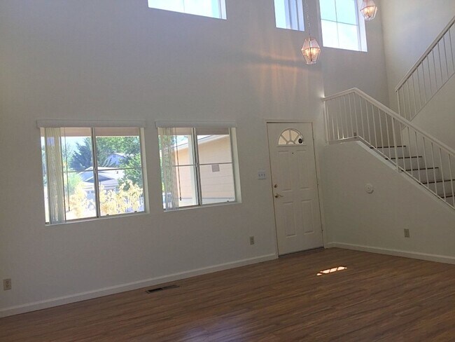 Foto del edificio - NW Reno Two Story - Beautiful Landscaping ...