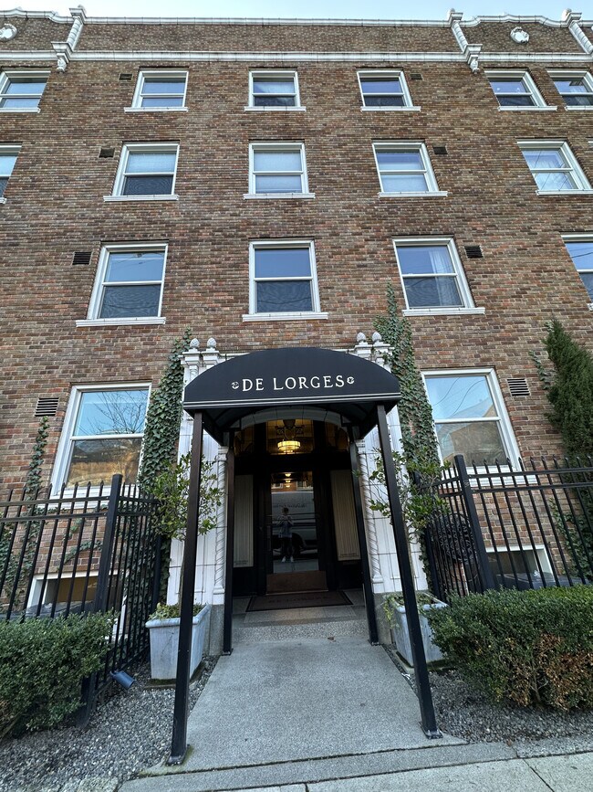 Foto del edificio - 325 Harvard Ave E