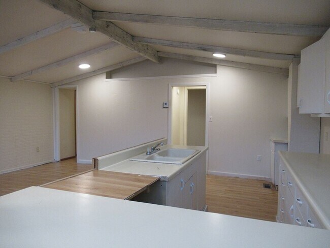 Building Photo - 3 br, 1 bath House - 549 East 12th